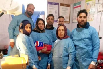 வலியில் துடித்த பெண்ணுக்கு வாட்ஸ்அப் அழைப்பில் பிரசவம் பார்த்த மருத்துவர்கள்!