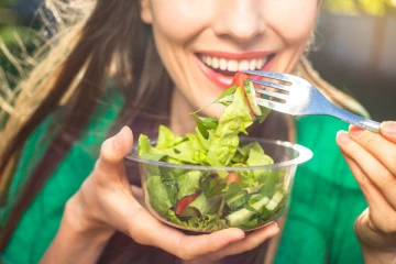 பச்சை காய்கறிகளை சமைக்காமல் சாப்பிடுவது நல்லதா? கெட்டதா?