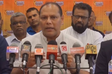 "මම ෆේස්බුක් යන්නැත්තේ ඒකේ ඉන්නේ මෝඩයෝ ටිකක්" දයාසිරි ජයසේකරගෙන් සැර කතාවක්