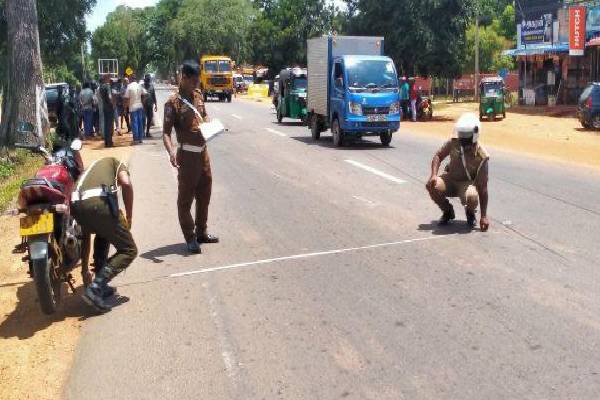 எரிபொருள் நிலையம் முன்பு முச்சக்கரவண்டி – லொறி மோதி விபத்து | Three Wheeler Lorry Collision Front Fuel Station