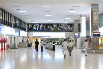 கட்டுநாயக்க விமான நிலையத்தில் பரபரப்பை ஏற்படுத்திய யுவதி