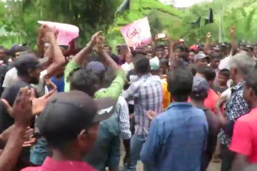 இராஜாங்க அமைச்சர் அரவிந்தகுமாரின் வீட்டிற்கு முன்பாக உருவ பொம்மைகளை எரித்து போராட்டம் (PHOTOS)