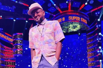 பென்னி தயாள் பொது இடத்தில் மனைவியுடன் லிப் லாக்! போட்டோ வெளியிட்டு ஷாக்