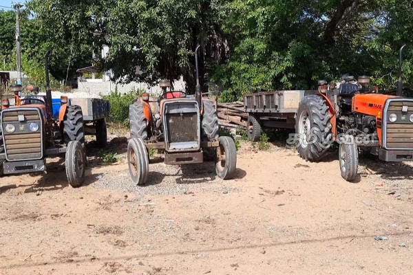 சட்டவிரோத மணல் அகழ்வில் ஈடுபட்ட மூவர் பொலிஸாரால் கைது(Photos) | Three Persons Involved Illegal Sand Mining Arrest