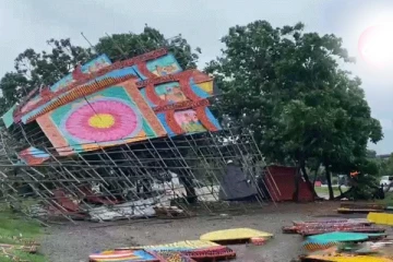 திடீரென உடைந்து விழுந்த பாரிய வெசாக் தோரணம்!