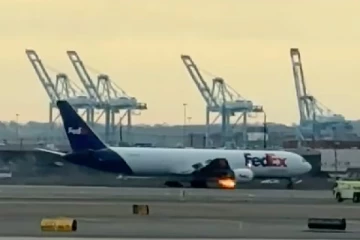 பறவையுடன் மோதியதில் தீப்பற்றிய FedEx விமானம்