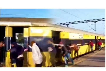 ரயிலில் திடீர் தீ விபத்து - பெட்டிகளை பிரிக்க.. ரயிலை கைகளால் தள்ளிய பயணிகள் - வைரல் வீடியோ