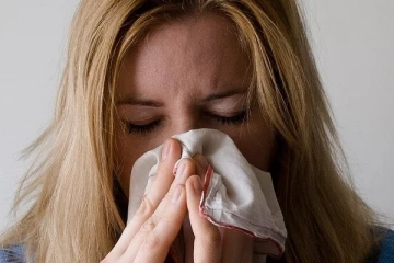 இருமும் போது இரத்தம் வருதல் ஆபத்து.... உடனே மருத்துவரை நாடுங்கள்!