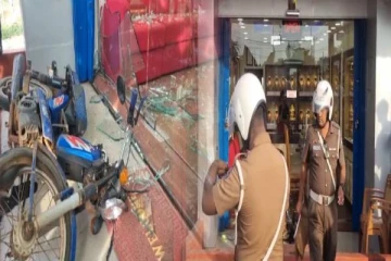 வேகக்கட்டுப்பாட்டை இழந்து கடைக்குள் நுழைந்த மோட்டார் சைக்கிள் ; ஒருவர் வைத்தியசாலையில் அனுமதி