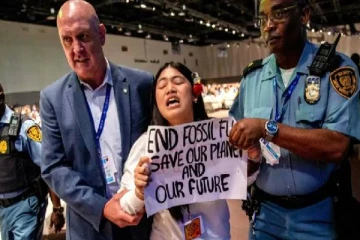 துபாய் மாநாட்டில் இந்திய சிறுமியின் செயலால் திடீரென ஏற்பட்ட பரபரப்பு! காணொளி