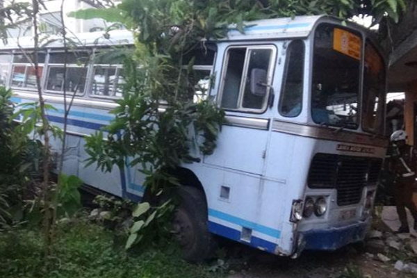 கொழும்பு பேருந்தை ஓட்டி சென்ற சாரதிக்கு ஏற்பட்ட மாரடைப்பு | The Bus Driver Had A Heart Attack