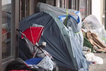 கனடாவில் கொரோனா தடுப்பூசியை பெறுவதற்காக பிரபல நடிகையும் கணவரும் செய்துள்ள மோசடி அம்பலம்