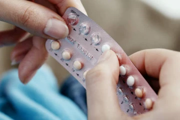 கருத்தடை மாத்திரைகளை விற்பனை செய்த பெண் கைது