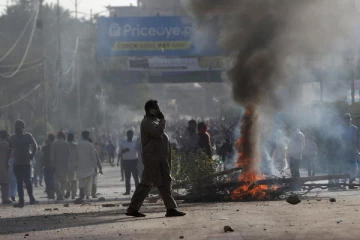 பாகிஸ்தானில் வெடித்த கலவரம்; வாகனங்கள் தீக்கிரை