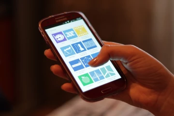 சண்டையின் போது செல்போனை விழுங்கிய சிறுமி - அறுவை சிகிச்சைக்கு பின் அகற்றம்