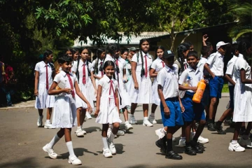 சீனாவினால் வழங்கப்படும் சீருடைகள்