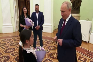 ரஷ்ய அதிபர் புடினை பார்க்க கண்ணீர் விட்டு கதறியழுத சிறுமி! அதிபர் மாளிகையில் சிறப்பு விருந்து