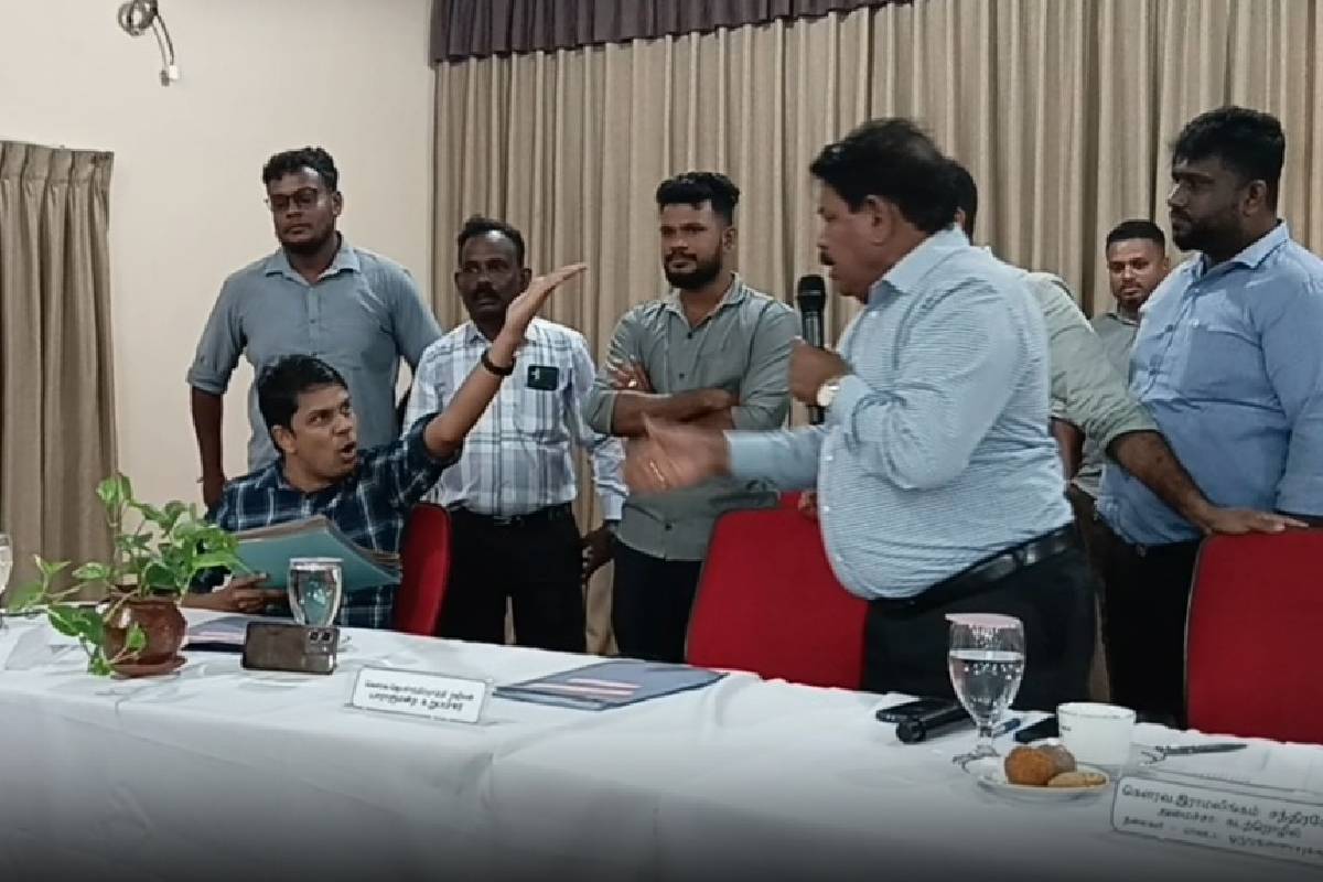 பிரச்சினை என்றால் வெறியேறு! அர்ச்சுனாவின் கருத்தால் மாவட்ட அபிவிருத்தி குழு கூட்டத்தில் ஆவேசமடைந்த பிரதிநிதிகள்! | Archchuna Mp Creates Chaos Kilinochchi Dcc Meeting பிரச்சினை என்றால் வெறியேறு! அர்ச்சுனாவின் கருத்தால் மாவட்ட அபிவிருத்தி குழு கூட்டத்தில் ஆவேசமடைந்த பிரதிநிதிகள்! | Archchuna Mp Creates Chaos Kilinochchi Dcc Meeting