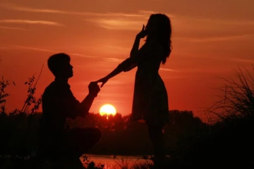 யாழில் ஆட்களற்ற வீட்டில் சிக்கிய ஜோடிகள்!