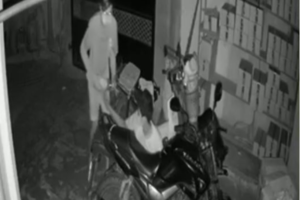 யாழில் அதிகாலைவேளை திருட்டுக் கும்பல் கைரிசை - வைரலாகும் காணொளி - ஐபிசி தமிழ்