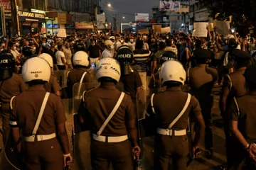 எரிபொருள் நிரப்பு நிலையங்களில் காத்திருப்பவர்களுக்கு எச்சரிக்கை! தயார் நிலையில் பொலிஸார்