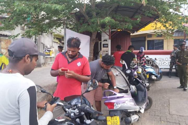 கியூ.ஆர் அட்டை முறை மூலம் எரிபொருள் விநியோகம்(video) | Trinco Petrol Supply