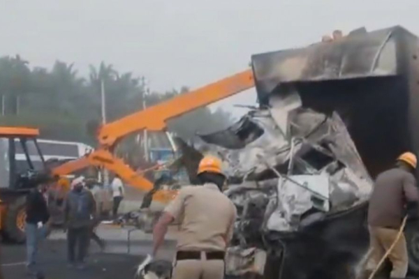 கிறிஸ்துமஸ் தினத்தில் சோகம் : கர்நாடகாவில் பேருந்து தீப்பிடித்து 17 பேர் உடல் கருகி பலி! | 17 Dead After Bus Catches Fire In India Karnataka