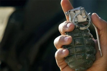 கைக்குண்டை மரத்தில் தொங்க விட்ட துப்பரவு தொழிலாளி கைது