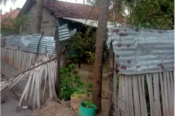 திட்டமிட்டு இலஞ்ச ஊழல் ஆணைக்குழுவால் கைது செய்யப்பட்ட கிராம அலுவலர்: பொதுமக்கள் கண்டனம் (Photos)