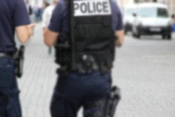 பிரான்சில் காவல்துறை அதிகாரியை தாக்கிய கொள்ளையர்கள்