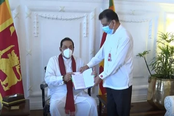 பிரதமரிடம் வழங்கி வைக்கப்பட்ட அரசியலின் மறைக்கப்பட்ட கதைகளை கூறும் நூல்!