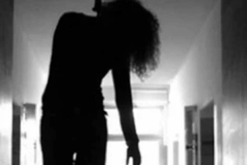 கொழும்பு -  வெள்ளவத்தையில் பெண்ணொருவர் தூக்கிட்டு தற்கொலை!