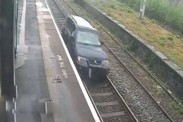 ரயில் தண்டவாளத்தில் கார் ஓட்டிய நபர்: இறுதியாக கிடைத்த அதிரடி தண்டனை