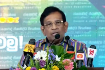 එක් කෙනෙක්ගේ දුවෙක් එංගලන්තෙට යවලා ගෙයි මාසේ කුලිය විතරක් ලක්ෂ හතරහමාරක්.. යට ඇඳුමක් පවා ගන්න වත්කමක් නෑ කියපු ඇමතිලාගේ පැටිකිරිය රාජිත දිගාරියි [VIDEO]