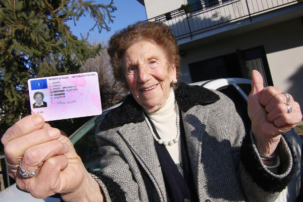 100 வயதில் ஓட்டுநர் உரிமம் பெற்ற பெண்! | Italy Woman Renewed Driving Licence At Age Of 100