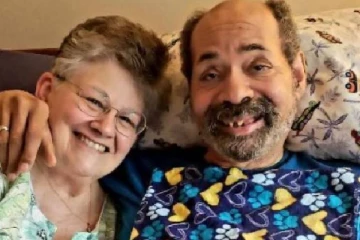 43 ஆண்டுகளுக்கு பிறகு இணைந்த காதல்! பிரிந்த காதலனை தேடி சென்று மீண்டும் கரம்பிடித்த மூதாட்டி