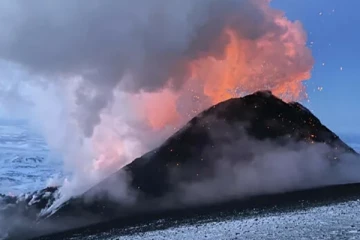 ரஷ்யாவில் வெடித்து சிதறிய எரிமலை! விமான போக்குவரத்திற்கு விடுக்கப்பட்டுள்ள சிவப்பு எச்சரிக்கை