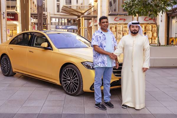 டுபாயில் தங்கக் காரை வென்ற இலங்கையர் - பின்னணி காரணம் இதோ | Sri Lankan Expat Wins Gold Mercedes In Dubai
