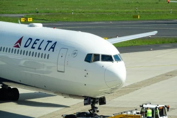 புறப்படும் நேரத்தில் விமானி செய்த காரியம்: உடனடி கைது., தப்பித்த பயணிகள்