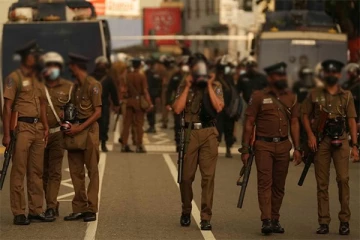 பொலிஸ் அதிகாரியைத் தாக்கி கைத்துப்பாக்கியைப் பறித்த இளைஞன் கைது