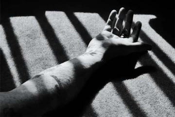 நள்ளிரவில் கணவரின் மர்ம உறுப்பை நசுக்கி மனைவி செய்த கொடூரம்: காரணம் என்ன?