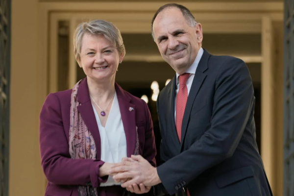 புலம்பெயர்தலைக் கட்டுப்படுத்த மற்றொரு நாட்டுடன் பிரித்தானியா ஒப்பந்தம் | Uk Agreement With Greece To Control Migrants