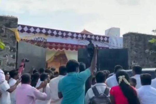 நடிகர் விஜய் போட்ட மாஸ்டர் பிளான்: வீட்டுக்கு வெளியே சிறப்பு பந்தல்! | Actor Vijay S Master Plan Special Pavilion House நடிகர் விஜய் போட்ட மாஸ்டர் பிளான்: வீட்டுக்கு வெளியே சிறப்பு பந்தல்! | Actor Vijay S Master Plan Special Pavilion House