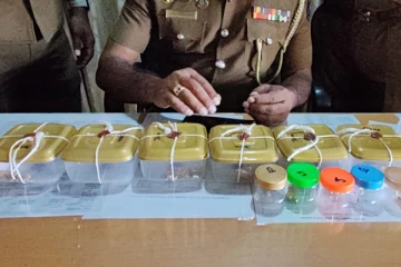 பல இலட்சம் பெறுமதியான தங்க நகைகளுடன் சிக்கிய இளைஞன் ; தமிழர் பகுதியில் சம்பவம்