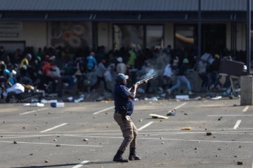 தென்னாபிரிக்காவின் முன்னாள் ஜனாதிபதிக்கு ஆதரவான போராட்டம்!  72 பேர் பலி