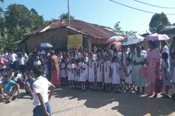 பாடசாலை காணியை அபகரிக்க முயலும் அரசியல்வாதி ; வேலிகளை உடைத்து அராஜகம்