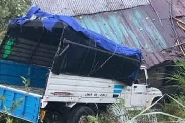 වේගෙයන් ආ බොලෙරෝ වර්ගයේ රථයක් නිවසක් මතට පෙරළෙයි - තිදෙනෙකුට තුවාල