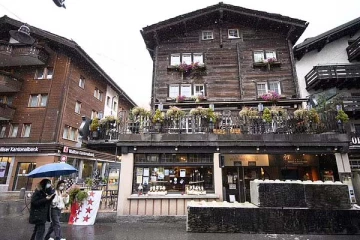 மதுபான விடுதிக்கு போகமுடியாதபடி பெரிய பெரிய கற்களை வைத்து தடுத்த சுவிஸ் பொலிசார்: பின்னணி