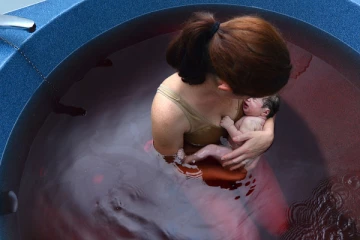 வாட்டர் பர்த் மூலம் இரண்டாவது குழந்தையை பெற்ற நடிகர் நகுல் மனைவி... வியக்க வைத்த இயற்கை மருத்துவம்!