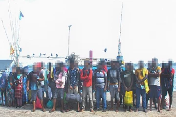 சட்டவிரோதமாக வெளிநாடு செல்ல முற்பட்ட 56 பேர் கைது